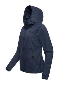Mörkblå hoodiejacka med dragkedja, som har två sidfickor och elastiska muddar, tillverkad av slät, vattentålig tyg.