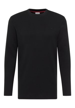 Schwarzes Langarm-Shirt mit Rundhalsausschnitt und dezentem Logo auf der Brust, hergestellt von der Marke Mustang, präsentiert auf weißem Hintergrund.