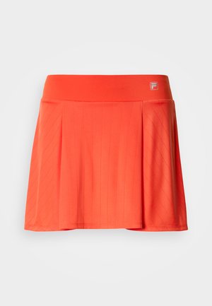 Falda pantalón deportiva naranja con textura acanalada, que presenta una cintura ancha y un diseño plisado. Tiene un detalle de logo en la cintura.