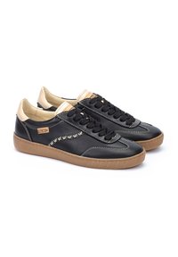 Baskets en cuir noir avec des accents beige, bout rond, couture contrastée et semelle en caoutchouc texturée. Présente des lacets noirs et des détails de logo.
