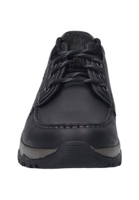 Czarne skórzane buty na sznurówki z okrągłym czubkiem, kontrastowym przeszyciem i gumową podeszwą. Charakteryzują się mocnymi sznurówkami i wzmacnianymi oczkami.