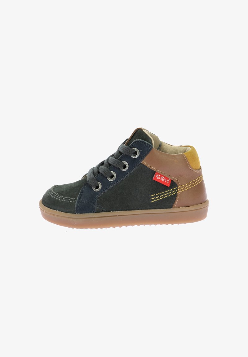 Sneaker alta realizzata in suede di colore verde scuro e marrone, con lacci grigi, suola in gomma e un logo rosso sul lato.