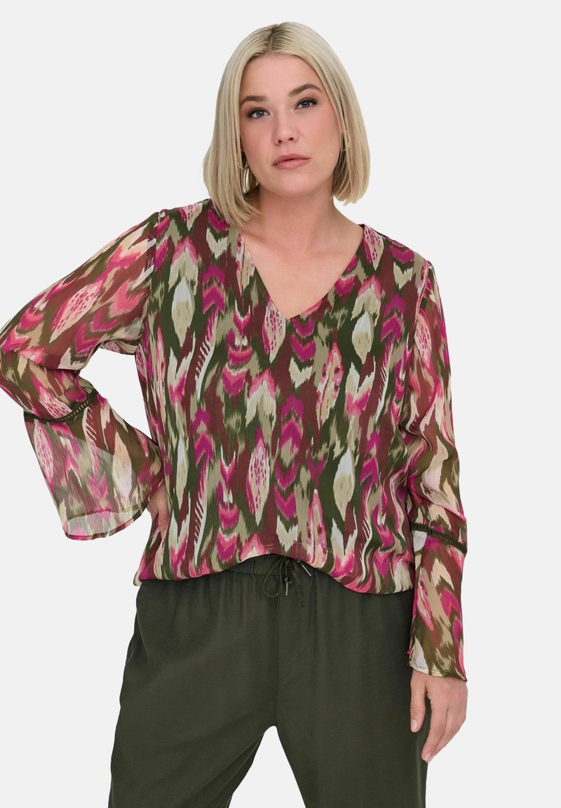 Blusa multicolore con scollo a V, maniche lunghe fluide e motivo astratto ikat in tonalità di rosa, verde e beige. Tessuto leggero e trasparente.