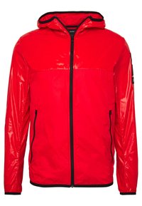 Rød vandtæt jakke med hætte, sort lynlås og elastiske manchetter. Glat tekstur med skinnende finish og sidelommer.