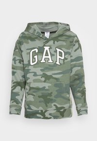 Sweat à capuche camouflage vert et gris avec poche avant et lettres blanches "GAP" sur la poitrine, doté d'une capuche et de manches longues.
