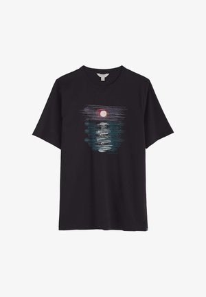 Črna majica s kratkimi rokavi, ki vsebuje grafično oblikovanje lune in odseva vode v odtenkih modre, vijolične in rdeče. Izdelana iz bombaža.