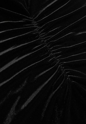 Černý sametový textil s nabíranou strukturou a vertikálním řasením, hladkým povrchem a mírným leskem. Ideální pro elegantní oděvy.