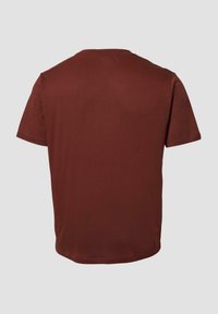 Koszulka z krótkim rękawem w głębokim bordowym kolorze, wykonana z bawełny. Klasyczny dekolt typu crew neck o gładkiej fakturze, bez widocznych wzorów i dodatków.