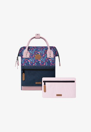 Sac à dos à motif floral bleu et rose, avec un tissu texturé, des poignées doubles et une poche zippée à l'avant ; comprend une pochette rose.