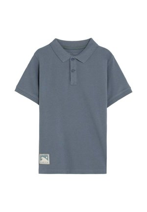 Camiseta polo azul de manga corta con dos botones y un pequeño parche de logo rectangular cerca del dobladillo inferior en el lado izquierdo.