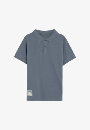 Camiseta polo azul de manga corta con dos botones y un pequeño parche de logo rectangular cerca del dobladillo inferior en el lado izquierdo.