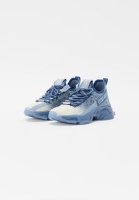 Baskets bleues et gris clair avec une tige en mesh texturé, des lacets plats et un collier rembourré ; présentent des détails de logo sur le côté et la languette.