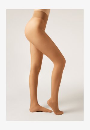 Beine in durchsichtigen, hautfarbenen Strumpfhosen mit hohem Bund, ein Fuß flach auf dem Boden, der andere auf den Zehen angehoben.