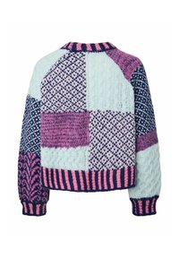 Pull patchwork tricoté coloré avec des motifs en violet, rose, bleu marine et bleu clair, doté de poignets et d'un col côtelés.