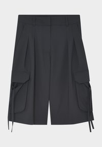 Short cargo noir longueur genou avec plis, passants de ceinture, poches latérales inclinées et poches à rabat avec liens réglables sur chaque jambe.