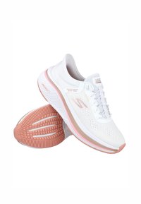 Zapatillas deportivas blancas con parte superior de malla, detalles en rosa en la suela y suela de goma texturizada, con punta redondeada y sistema de cordones.