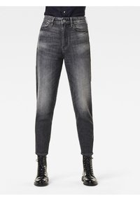 Jeans de denim negro con un corte ajustado, cintura de altura media y un suave desvanecimiento. Cuenta con bolsillos frontales, cierre de botón y dobladillos ajustados.