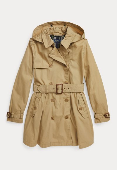 Beige trenchcoat med hette, dobbelspent knapping, belte i midjen og klafflommer. Laget av lett stoff med en glatt tekstur.