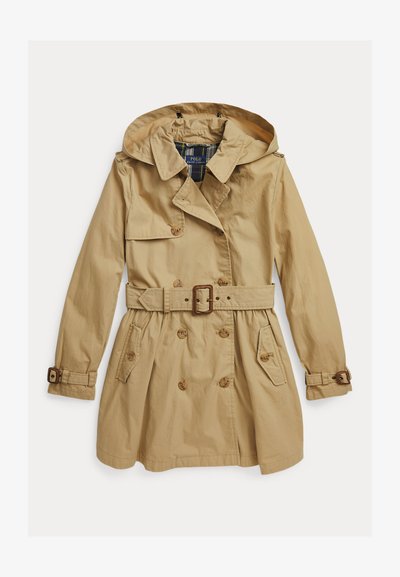 Trench coat bege com capuz, botões duplos, cintura cintada e bolsos de aba. Feito de tecido leve com uma textura suave.