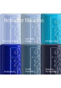Six flacons de vernis à ongles Essie dans différentes nuances de bleu portant les noms : Bikini So Teeny, Salt Water Happy, Off Beat Chic, Aruba Blue, To Me From Me, Bobbing For Baubles.