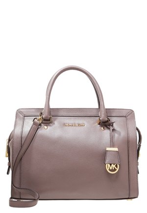 Taupe læder Michael Kors håndtaske med dobbelte håndtag, aftagelig skulderrem og gyldent MK-logo ved fronten.