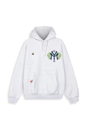 Sudadera gris con un bolsillo tipo canguro en la parte frontal. Presenta un logo de NY en azul marino con acentos verdes, y un pequeño parche de la marca en el bolsillo.