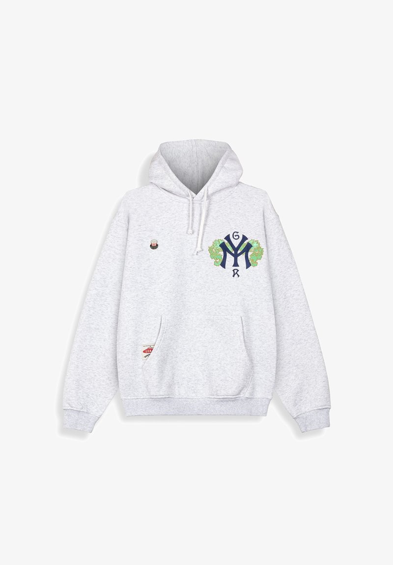 Sudadera gris con un bolsillo tipo canguro en la parte frontal. Presenta un logo de NY en azul marino con acentos verdes, y un pequeño parche de la marca en el bolsillo.