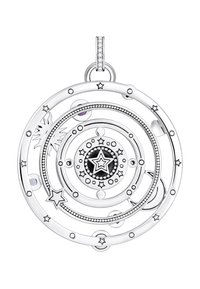 Silberanhänger mit einem kreisförmigen Design, das wirbelnde Muster, Sterne und Edelsteinakzente in verschiedenen Farben, darunter Lila und Schwarz, zeigt.