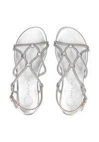 Sandalias plateadas con un diseño entrecruzado, correas de cuentas, un acabado metálico suave y una hebilla ajustable en el tobillo.