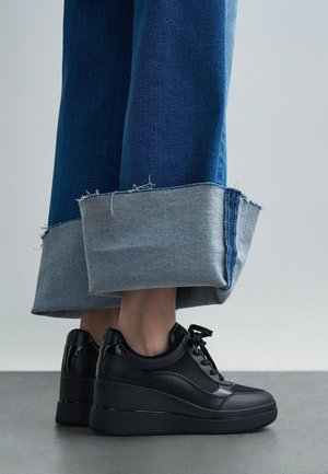 MICHAEL Michael Kors EMMY - Športni copati - black