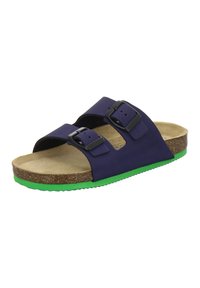 Marineblaue Sandalen mit zwei verstellbaren schwarzen Schnallen, einem Korkfußbett und einer strukturierten grünen Außensohle. Flaches Design und offene Zehenform.