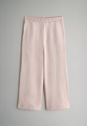 Svijetloružičaste hlače širokog kroja s elastičnom waistbandom. Glatka tekstura, skraćena dužina, bez vidljivih džepova ili ukrasa.