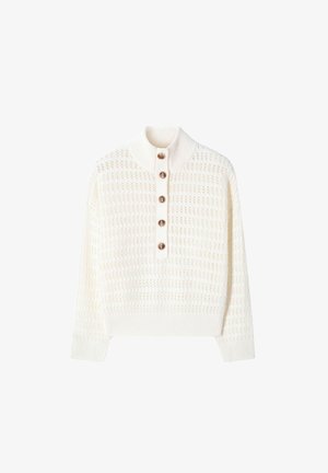 Witte gebreide trui met lange mouwen, geribbelde manchetten en zoom, hoge kraag en vijf houten knopen aan de voorkant.