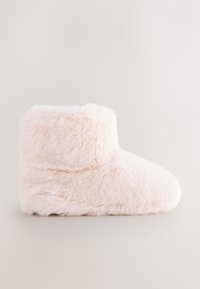 Růžový botinek z umělé kožešiny s měkkou, načechranou texturou, zaoblenou špičkou a designem s otočeným lemem pro teplo a pohodlí.