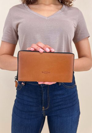 Gusti Leder, CARA RFID - Punge - hazelnut