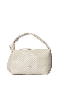 Sac à main en cuir tressé de couleur blanc cassé avec une anse nouée, présentant une forme courbée et un logo doré sur le devant. Fermeture éclair en haut.