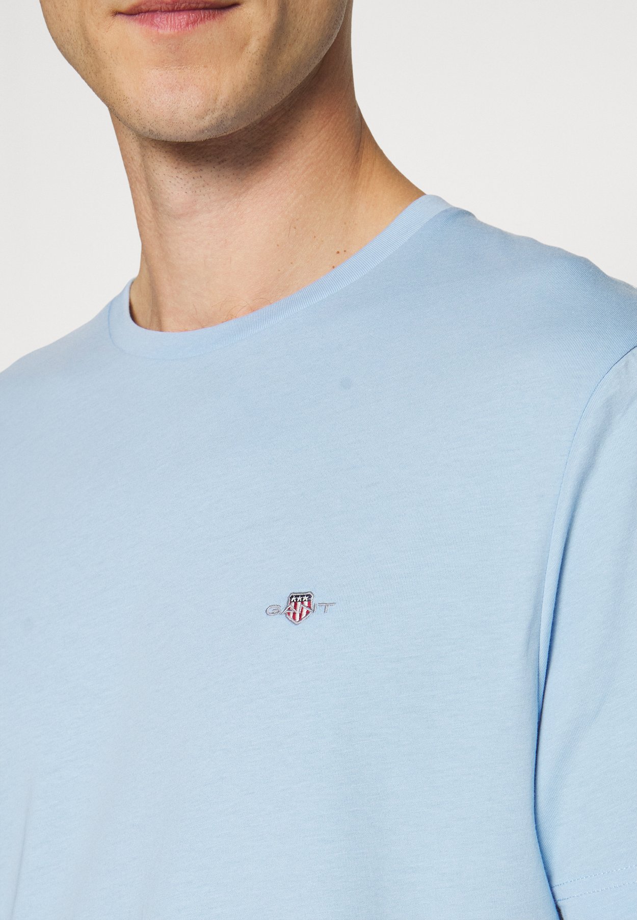 REG SHIELD SS T-SHIRT