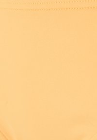 Parte de baixo de biquíni amarela feita de um tecido liso e elástico com costuras para maior durabilidade. Apresenta um design simples e clássico, sem padrões.