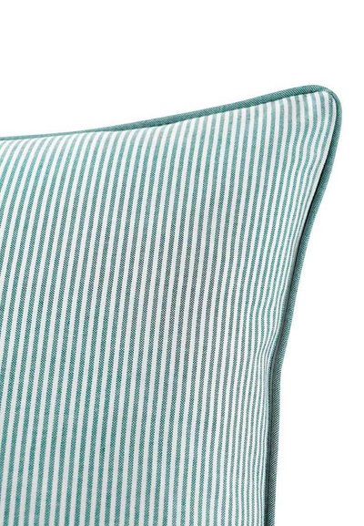 Μαξιλάρι με ρίγες σε τουρκουάζ και λευκό σχέδιο. Διαθέτει λεία υφασμάτινη επιφάνεια, ραμμένα άκρα και ορθογώνιο σχήμα.
