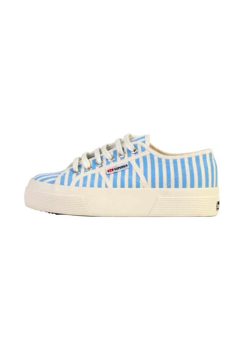 Zapatilla de lona a rayas azul y blanca con cierre de cordones, suela de goma y una marcada marca en el lateral. Suela exterior blanca texturizada.