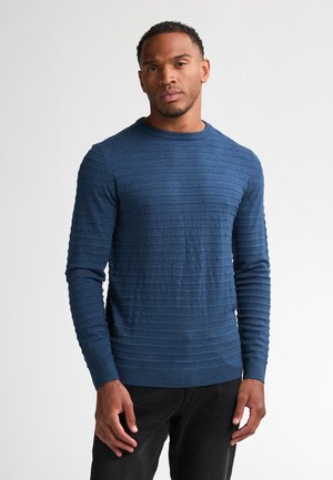 Suéter texturizado azul marino con patrones de canalé horizontales, mangas largas y cuello redondo. Fabricado en un material de punto suave.
