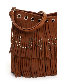 Bolso de ante marrón con detalles de flecos, acentos con tachuelas y una correa de hombro marrón con ojales metálicos a lo largo del borde superior.