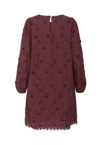 Burgundy klänning med långa puffärmar, blommönster, nyckelhålsknäppning i ryggen och vågig fålldetalj. Mjuk tyg med texturerad yta.