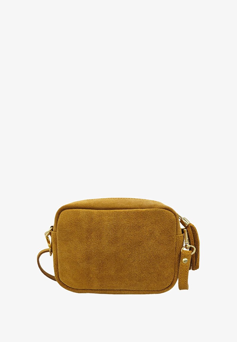 Sac bandoulière en daim tan avec une forme rectangulaire, texture lisse, accents en matériel doré et un détail de pompon sur le côté. Sangle ajustable incluse.