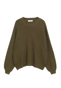 Oliwkowy sweter z dzianiny o fakturowanej tkaninie, okrągłym dekolcie i obniżonych ramionach. Posiada długie rękawy i luźny krój.
