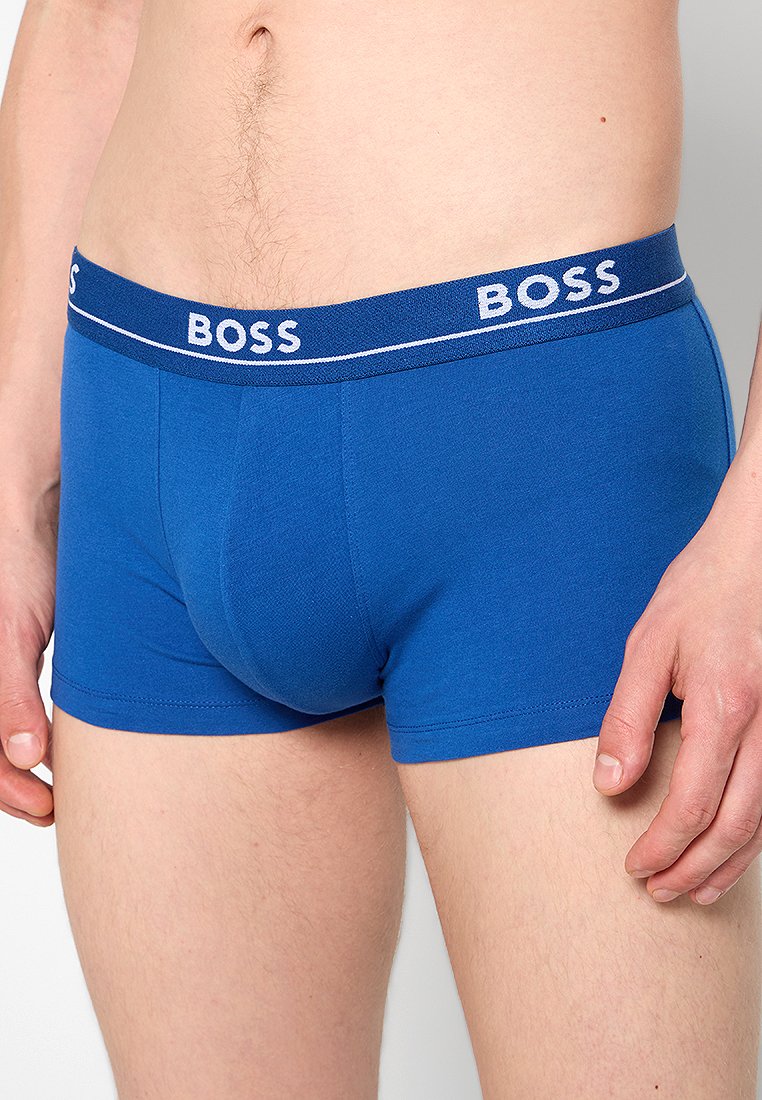 Boxer-briefs bleus en coton avec un design ajusté. Présente un logo "BOSS" blanc contrastant sur la ceinture élastique.
