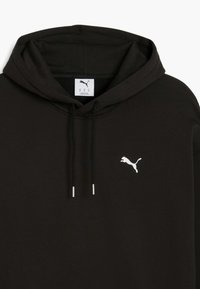 Sudadera negra con un bolsillo canguro en la parte frontal, capucha con cordón y un logotipo blanco de Puma en el pecho. Tela suave y corte relajado.