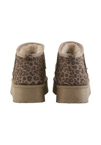 Stivaletti alla caviglia in stampa leopardata con una morbida fodera in pelliccia e una robusta suola in gomma beige. Presentano cuciture semplici e un lazo sul retro.