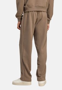 adidas Originals WIDE - Tracksuit bottoms - earth strata