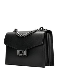 Borsa a tracolla in pelle nera con pattina pieghevole, tracolla in catena argentata e chiusura rettangolare in metallo. Texture liscia e design strutturato.